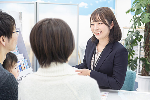 女性スタッフ接客中